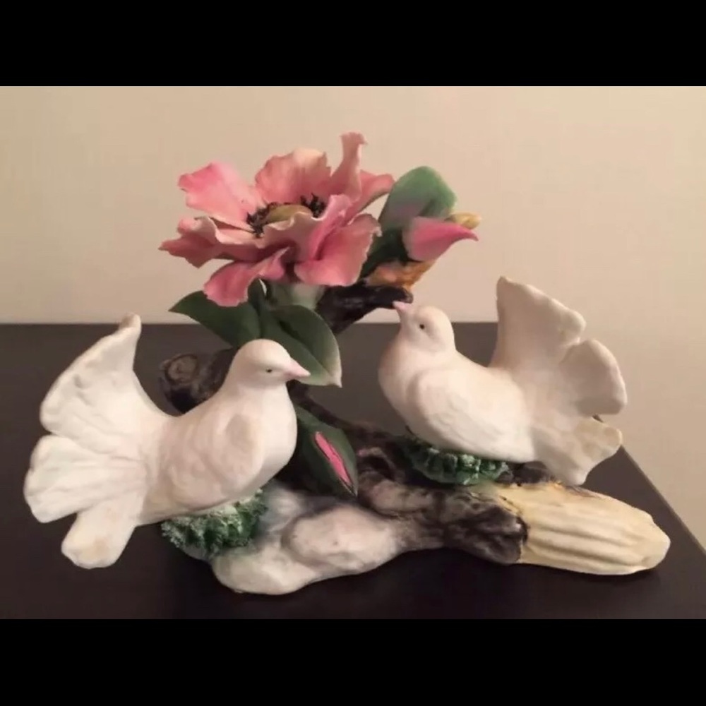Capodimonte Two Doves  Beautiful figurine Collecti